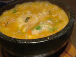 グツグツ、アツアツの石焼蓮根ごはんトムヤムクンスープがけ