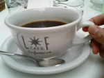 大きなカップに入った、たっぷりのコーヒー