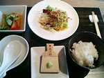 つけ麺のセット、ご飯にサラダと一品(今日は肉じゃが)