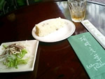 ランチセットは、蒸パン、サラダ付