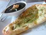 イカ墨カレーにガーリックナン