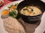 ダッチオーヴンに入ったグリーンカレー