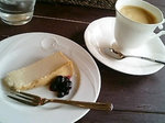 ハーフサイズのチーズケーキとコーヒー